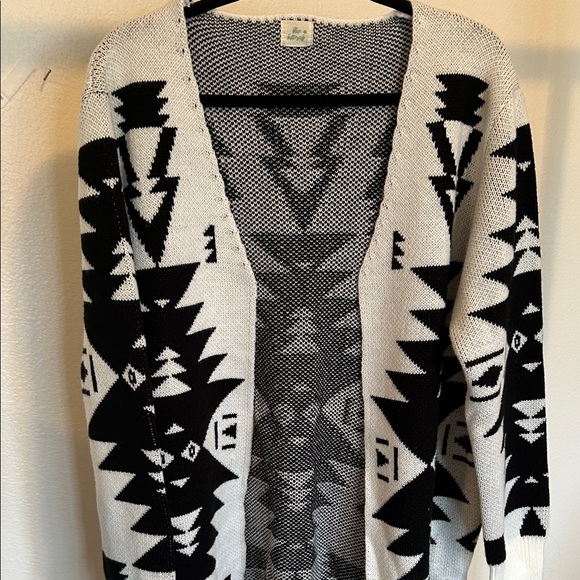 Stylish Black and White AztecPattern Cardigan - Picture 3 of 10